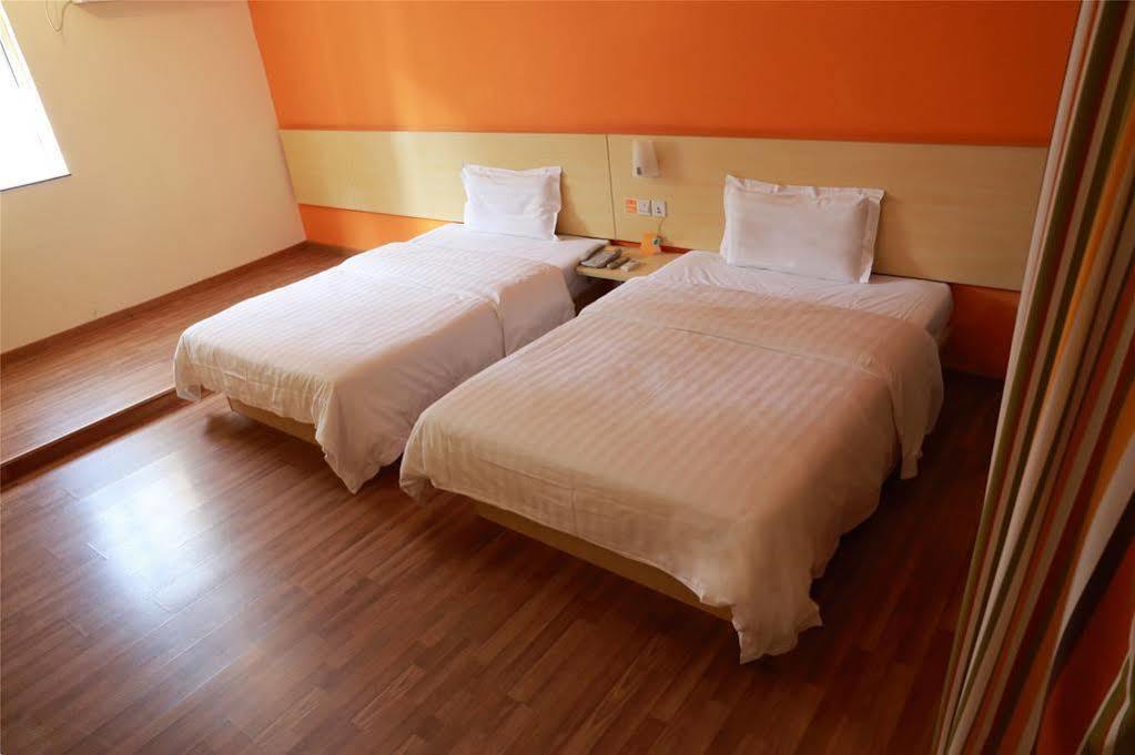 7 Days Inn Shanghai Xujiahui Caobao Road Subway Station Branch Xuhui Eksteriør billede