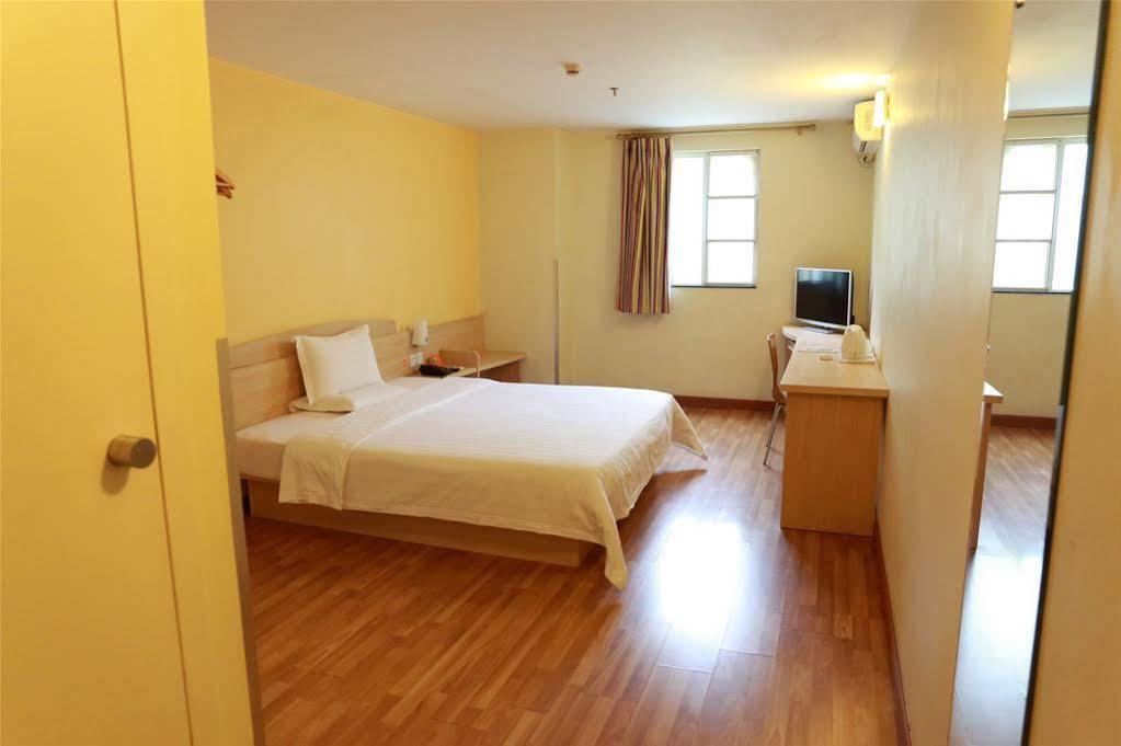 7 Days Inn Shanghai Xujiahui Caobao Road Subway Station Branch Xuhui Eksteriør billede